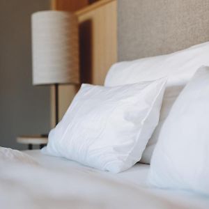 Zimmer mit Kingsize-Bett